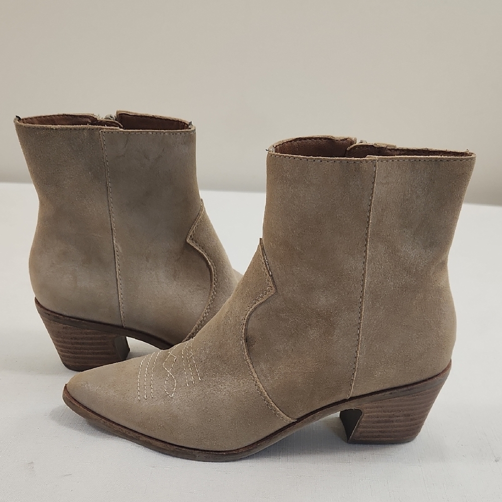 Lucky Brand Goddiy Western Ankle Booties. Taupe Suede. Size 6